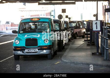 Les chauffeurs de taxi sont assis à l'extérieur de la gare de Waterloo, car les restaurants et les théâtres restent fermés au cœur du West End de Londres pendant le Lockdown de Coronavirus. Les Economistes du Royaume-Uni prévoient qu'un krach pourrait coûter plus de vie que le Covid-19 25 mars 2020, Waterloo, Londres, Royaume-Uni crédit: Jeff Gilbert/Alay Live News Banque D'Images