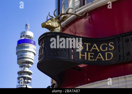 LONDRES, ROYAUME-UNI - 12 mars 2020: Le Stags Head pub signe avec BT, Telecom Communications Tower en arrière-plan Banque D'Images