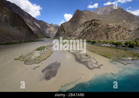 Vue sur la vallée éloignée de Bartang dans la montagne de Pamir, au Tadjikistan, en Asie centrale. Banque D'Images