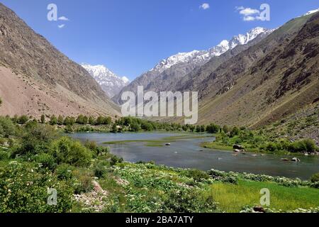 Vue sur la vallée éloignée de Bartang dans la montagne de Pamir, village de Jizef, Tadjikistan, Asie centrale. Banque D'Images