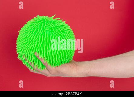 Virus comme la boule en caoutchouc souple isolée sur fond solide Banque D'Images