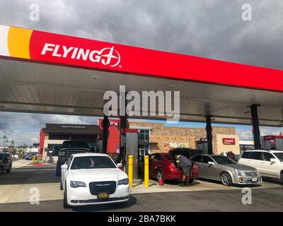 Vue générale d'une station-service Flying J Travel Center où le gaz a atteint un niveau bas de 1,79 $ le mercredi 25 mars 2020, dans Jurupa Valley, Californie, États-Unis. (Photo par IOS/Espa-Images) Banque D'Images