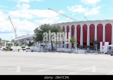 Vue générale du Forum, le mercredi 25 mars 2020, à Inglewood, en Californie, le propriétaire DE LA Clippers Steve Ballmer a conclu un accord d'achat du Forum de Madison Square Garden Co. Le mardi 24 mars 2020 pour 400 millions de dollars en espèces par l'intermédiaire d'une nouvelle entité, CAPPS LLC. L'accord, qui devrait être conclu au deuxième trimestre 2020, devrait ouvrir la voie au nouveau projet Clippers Arena. L'équipe a annoncé l'année dernière des plans pour un aréna privé de 18 500 places, un complexe d'équipes et un centre communautaire qui seront adjacents pour s'asseoir au stade SoFi sur le boulevard West Century. Entre South Prairie A Banque D'Images