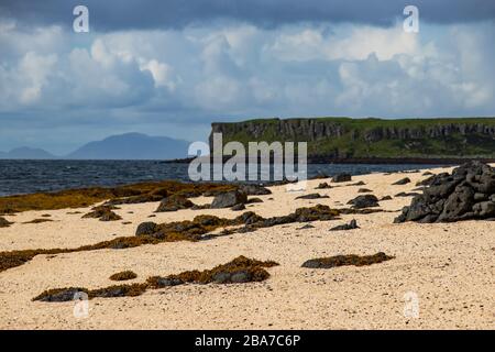 Belle vue sur la plage de corail près du château de Dunvegan sur l'île de Skye dans les hauts plateaux de l'Ecosse Banque D'Images