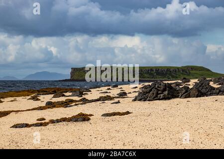 Belle vue sur la plage de corail près du château de Dunvegan sur l'île de Skye dans les hauts plateaux de l'Ecosse Banque D'Images