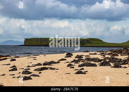 Belle vue sur la plage de corail près du château de Dunvegan sur l'île de Skye dans les hauts plateaux de l'Ecosse Banque D'Images