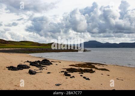 Belle vue sur la plage de corail près du château de Dunvegan sur l'île de Skye dans les hauts plateaux de l'Ecosse Banque D'Images