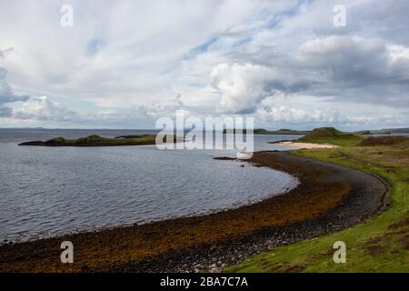 Belle vue sur la plage de corail près du château de Dunvegan sur l'île de Skye dans les hauts plateaux de l'Ecosse Banque D'Images