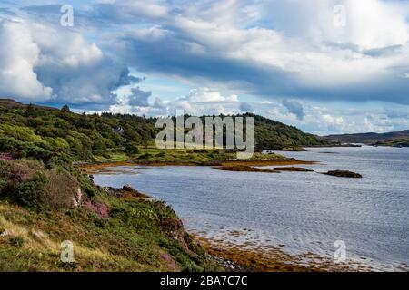 Magnifique vue sur le château de Dunvegan sur l'île de Skye dans les hauts plateaux de l'Ecosse Banque D'Images