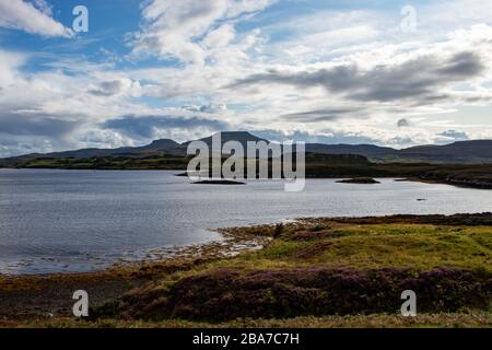 Belle vue sur la mer près du château de Dunvegan sur l'île de Skye dans les hauts plateaux de l'Ecosse Banque D'Images