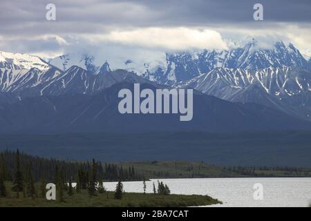 Magnifique paysage d'un lac entouré de montagnes rocheuses couvertes Avec de la neige en Alaska Banque D'Images