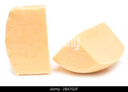 Morceaux de fromage isolé sur fond blanc Banque D'Images