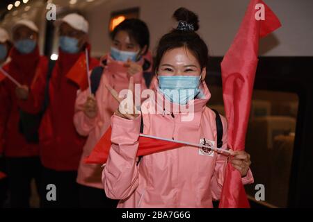 Pékin, Chine. 25 mars 2020. Les membres de l'équipe médicale nationale arrivent à la gare de Beijing West à Beijing, capitale de la Chine, le 25 mars 2020. Le premier lot de membres de l'équipe médicale nationale qui retournaient à Pékin est arrivé mercredi à Beijing après avoir terminé leurs tâches dans la province de Hubei. Crédit: Zhang Chenlin/Xinhua/Alay Live News Banque D'Images