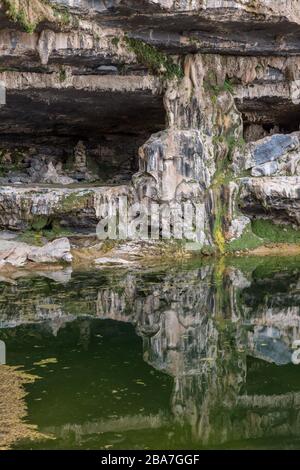 Jebel Shams, Oman. Une piscine d'eau et une petite chute d'eau dans les montagnes, à proximité de la randonnée connue sous le nom de balconnet Walk. Banque D'Images