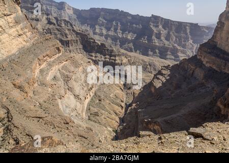 Vue sur les barrages de Jebel qui descendent à Wadi Ghul dans les montagnes du nord d'Oman. Banque D'Images