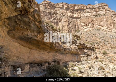 La piste connue sous le nom de balconnet marche sur les barrages de Jebel dans le nord de l'Oman. Affiche un village abandonné. Banque D'Images