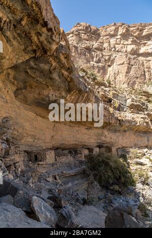 La piste connue sous le nom de balconnet marche sur les barrages de Jebel dans le nord de l'Oman. Affiche un village abandonné. Banque D'Images