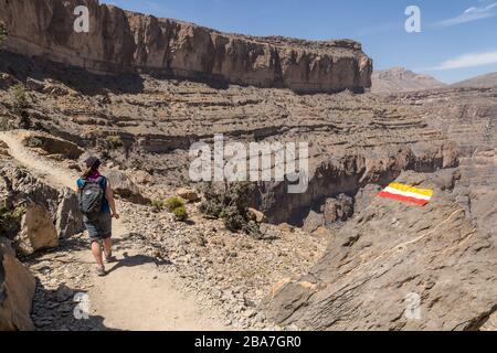 Un randonneur ou une marchette sur le balcon marcher dans Jabal Shams à Oma. Banque D'Images