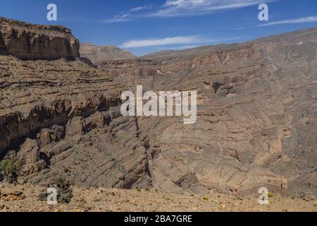 Vue sur les barrages de Jebel qui descendent à Wadi Ghul dans les montagnes du nord d'Oman. Banque D'Images