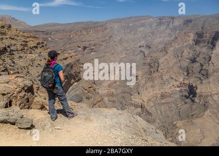 Un randonneur ou une marchette sur le balcon marcher dans Jabal Shams à Oma. Banque D'Images