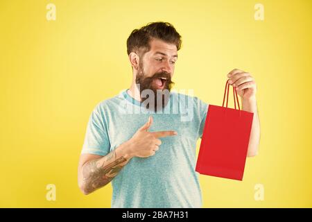 Aspects peuvent influencer la prise de décisions. Hipster heureux maintenir sac de papier. Homme barbu souriant de l'achat. Achat d'impulsion. Concept commercial. Boutique Boutique boutique de la galerie marchande. Acheter le produit. Banque D'Images