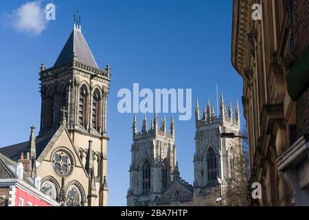 York Minster et York Oratoire Catholic Church à partir de Museum Street dans York City Center, Yoek, Angleterre. Banque D'Images