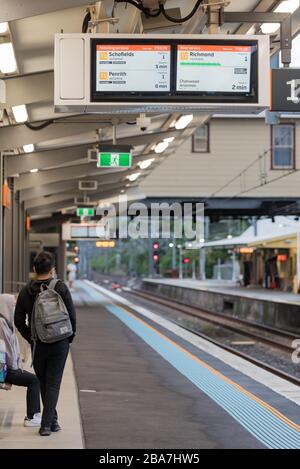 Sydney, Australie, 26 mars 2020 : 7:55 sur une gare normalement animée de Gordon sur la rive nord de Sydney et la plate-forme est presque vide. Quelques-uns seulement des travailleurs masqués braquent la course en train pour travailler dans une ville qui est rapidement fermée. Les trains de Sydney ont employé des régimes de nettoyage et de nettoyage supplémentaires, mais avec des magasins et des bureaux qui ferment en masse, peu bénéficient des trains très propres. Banque D'Images