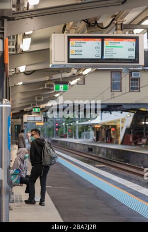 Sydney, Australie, 26 mars 2020 : 7:55 sur une gare normalement animée de Gordon sur la rive nord de Sydney et la plate-forme est presque vide. Quelques-uns seulement des travailleurs masqués braquent la course en train pour travailler dans une ville qui est rapidement fermée. Les trains de Sydney ont employé des régimes de nettoyage et de nettoyage supplémentaires, mais avec des magasins et des bureaux qui ferment en masse, peu bénéficient des trains très propres. Banque D'Images