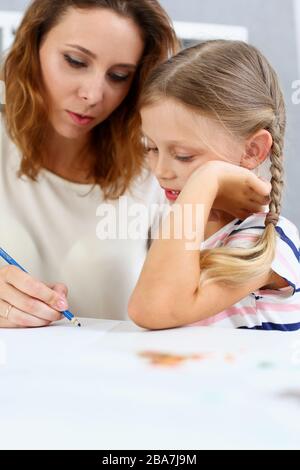 Blonde souriante petite fille tenir dans le dessin de crayon de bras Banque D'Images