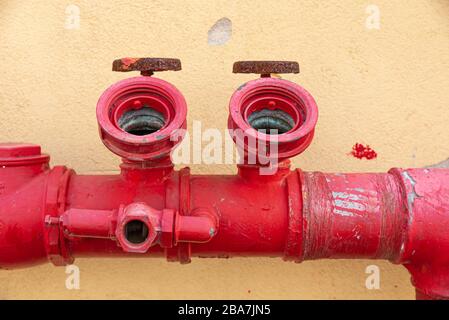 Tuyaux du système de lutte contre l'incendie d'un ancien bâtiment d'usine. Banque D'Images