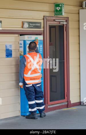 Sydney, Australie, 26 mars 2020: 17.55 sur une gare normalement animée de Gordon sur la rive nord de Sydney, un travailleur nettoie et désinfecte une machine de billetterie. Les trains de Sydney ont employé des régimes de nettoyage et de nettoyage supplémentaires pour aider à protéger les voyageurs, mais avec les magasins et les bureaux qui ferment en masse peu bénéficient des trains et des installations impeccables. Banque D'Images