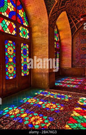 Vitraux de la Mosquée Nasir-ol-molk ou de la Mosquée rose de Shiraz, Iran Banque D'Images