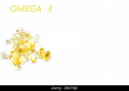 Concept de médecine pharmaceutique, capsules de gélatine de vitamine, comprimés d'oméga 3 ou de vitamine D 3 sur fond blanc, maquette d'espace de copie, plat, jaune doux Banque D'Images