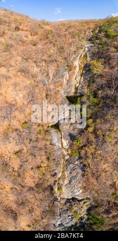 Sohwe tombe vu d'en haut dans le parc national du Zimbabwe Mavuradona. Banque D'Images