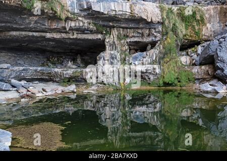 Jebel Shams, Oman. Une piscine d'eau et une petite chute d'eau dans les montagnes, à proximité de la randonnée connue sous le nom de balconnet Walk. Banque D'Images