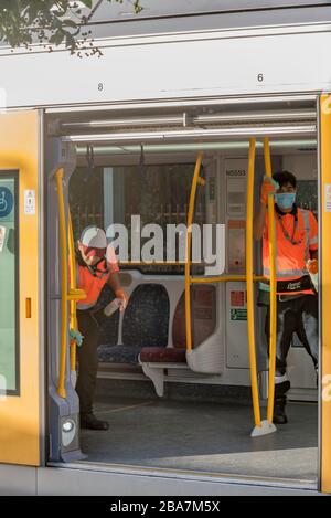 Sydney, Australie, 26 mars 2020: 17.55 sur une gare normalement animée de Gordon sur la rive nord de Sydney et ce train est presque vide. Les trains de Sydney ont employé des nettoyeurs et des régimes de nettoyage supplémentaires pour aider à protéger les voyageurs, mais avec les magasins et les bureaux qui ferment en masse peu bénéficient des trains impeccables. Banque D'Images