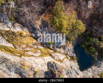 Sohwe tombe vu d'en haut dans le parc national du Zimbabwe Mavuradona. Banque D'Images