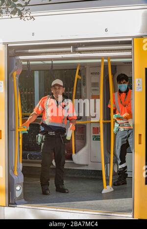 Sydney, Australie, 26 mars 2020: 17.55 sur une gare normalement animée de Gordon sur la rive nord de Sydney et ce train est presque vide. Les trains de Sydney ont employé des nettoyeurs et des régimes de nettoyage supplémentaires pour aider à protéger les voyageurs, mais avec les magasins et les bureaux qui ferment en masse peu bénéficient des trains impeccables. Banque D'Images