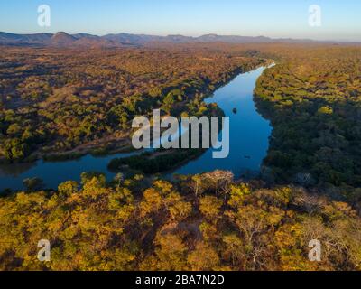 Vue aérienne de la rivière Mazowe dans le parc national du Zimbabwe Umfurudzi. Banque D'Images