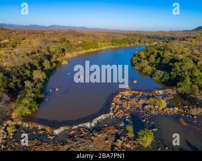 Vue aérienne d'un wier sur la rivière Mazowe, au Zimbabwe. Banque D'Images