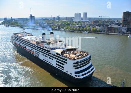 Le bateau de croisière Holland America Line quitte le Wilhelminapier de plus en plus occupé à Rotterdam Banque D'Images
