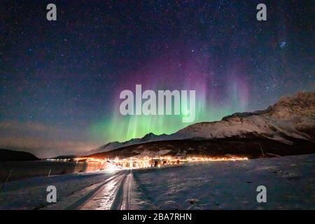Eindrückliche Nordlichter, incroyable Aurora Borealis, Am Sorfjorden, bei Lakselvbukt, Troms, Lyngenalps, Norwegen, leuchtendes Dorf, wie eine Krone Banque D'Images