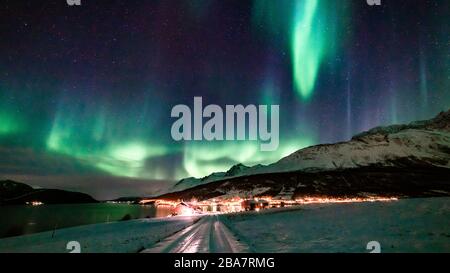 Eindrückliche Nordlichter, incroyable Aurora Borealis, Am Sorfjorden, bei Lakselvbukt, Troms, Lyngenalps, Norwegen, leuchtendes Dorf, wie eine Krone Banque D'Images