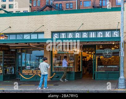 Tôt le matin au Starbucks d'origine Banque D'Images