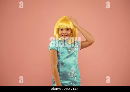 Carnaval chinois. happy kid en japonais. Portrait of cute girl.. kimono japonais enfant costume national du Japon. petite fille orientale traditionnelle. vêtements fille asiatique perruque de cheveux jaunes. Banque D'Images