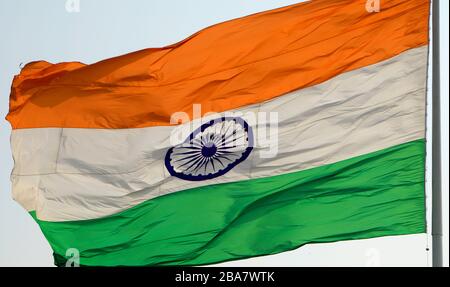 Drapeau indien volant dans le ciel Banque D'Images