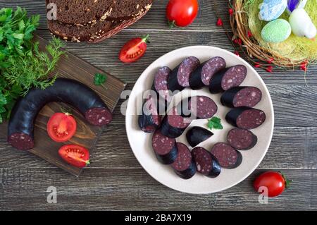 Morsilla - saucisse de sang. Morceaux de pouding noir espagnol sur une plaque. Menu de Pâques. Banque D'Images