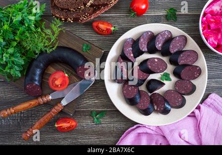 Morsilla - saucisse de sang. Morceaux de pouding noir espagnol sur une plaque. Menu de Pâques. Banque D'Images