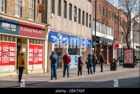 Brentwood Essex 26 mars 2020 distance sociale en dehors de la pharmacie et des magasins de nourriture, Brentwood Essex Royaume-Uni crédit: Ian Davidson/Alay Live News Banque D'Images