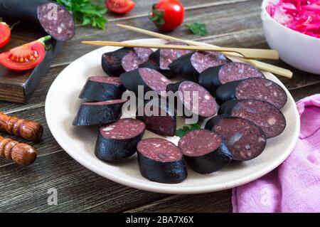 Morsilla - saucisse de sang. Morceaux de pouding noir espagnol sur une plaque. Menu de Pâques. Banque D'Images